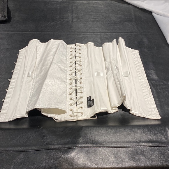 Corset - Picture 4 of 5